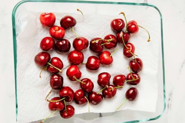 Des cerises sur du papier absorbant pour qu'elles se conservent plus longtemps