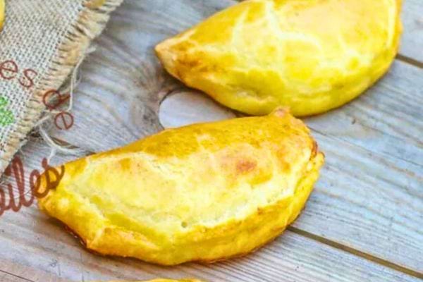 Chaussons dorés fourrés au fromage.