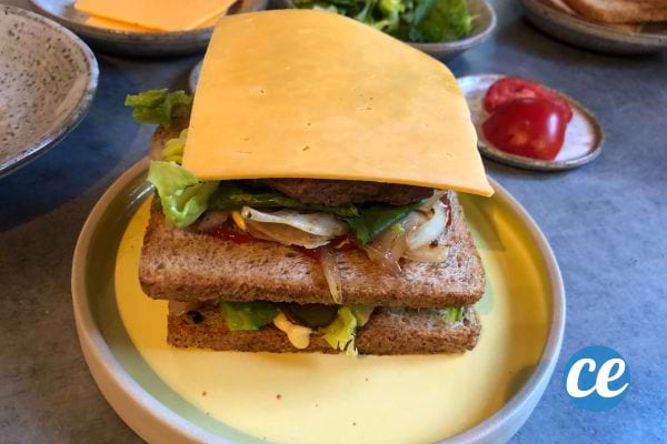 mettez le cheddar sur le steack