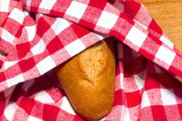 du pain conservé dans un torchon