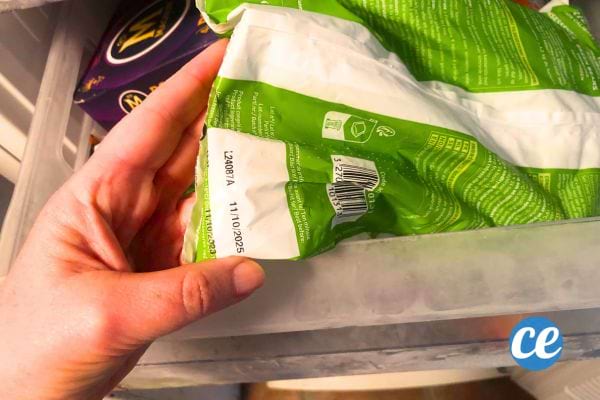 Paquet de légumes congelés avec une date de péremption