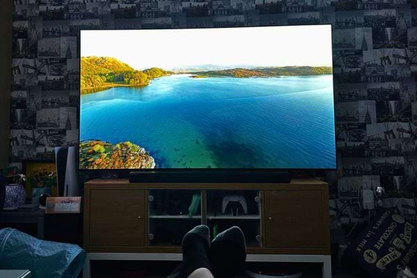 un grand écran télé allumé dans une chambre