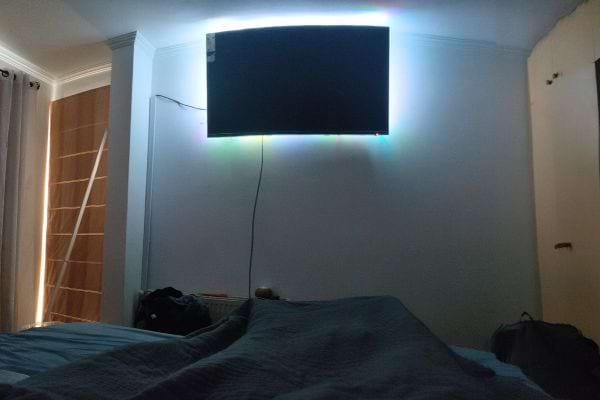 un écran télé murale en veille