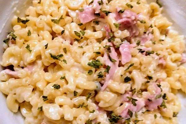 Coquillettes crémeuses au fromage et jambon.
