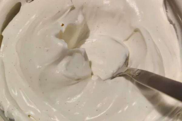 Crème fraîche épaisse dans un bol.