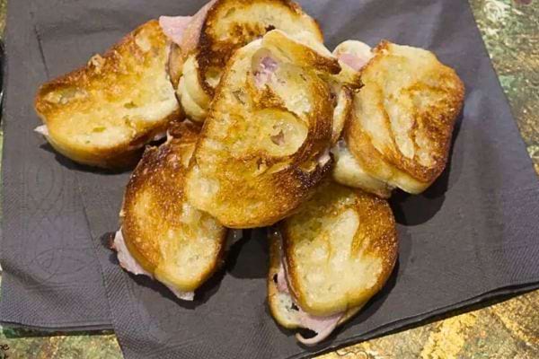 Croque-monsieur au fromage doré.