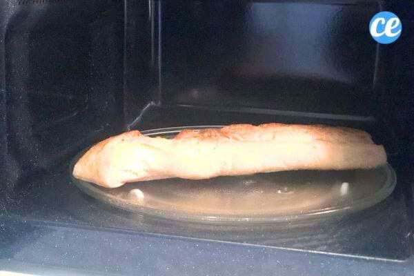 du pain décongelé dans le micro -ondes