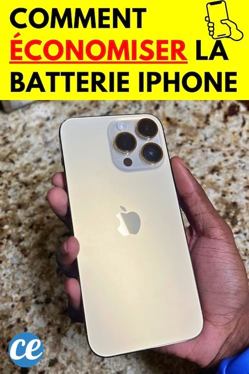 Un homme noir tenant un iPhone doré