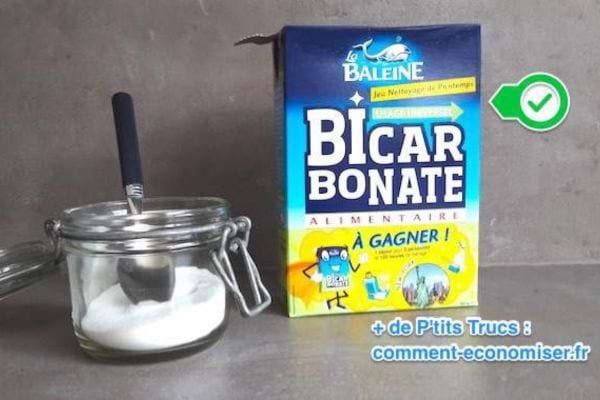 un paquet de bicarbonate de soude La Baleine avec un pot rempli à moitié de bicarbonate