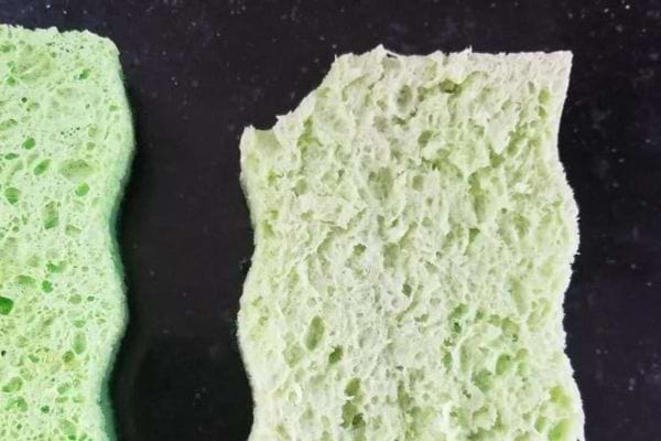 Éponge verte découpée en deux parties.