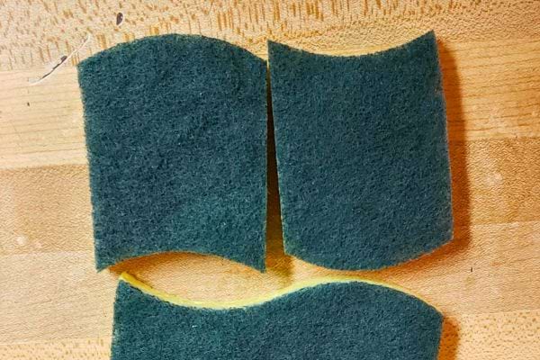 Éponge verte et jaune découpée en trois sections.