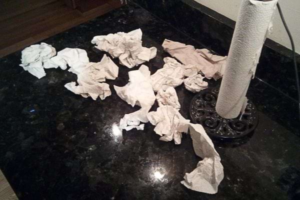 des feuilles de papier essuie tout usagées