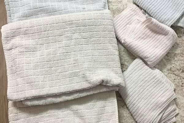 des serviettes de toilette blanches rêches