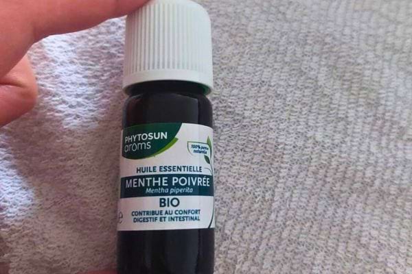 Flacon d'huile essentielle de menthe poivrée bio.