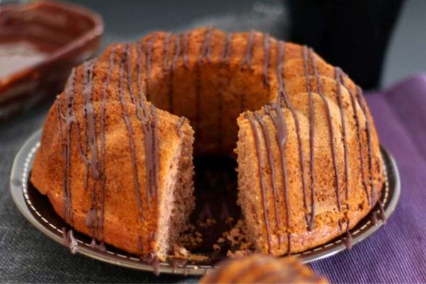 Gâteau bundt avec glaçage chocolat