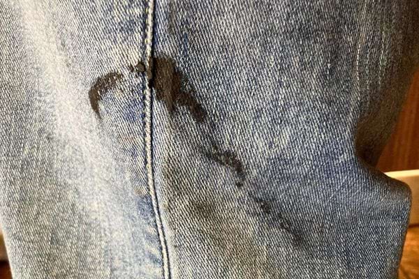 Goudron sur jean bleu.