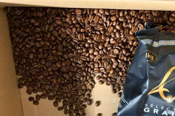 Grains de café dans un carton avec un paquet.