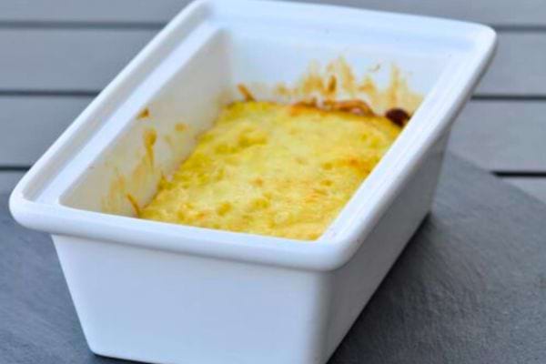 Fromage dans rectangle blanc