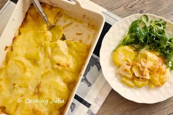 Gratin de raclette avec pommes de terre, servie avec salade verte.