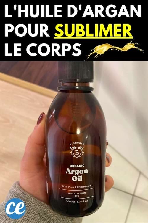 Femme tenant une bouteille d'huile d'argan