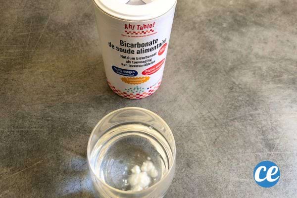 un verre d'eau avec du bicarbonate de soude dedans