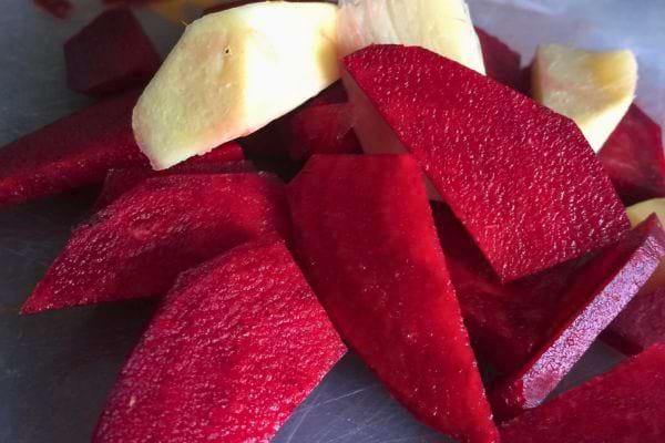 Betteraves rouges et jaunes coupées en morceaux.