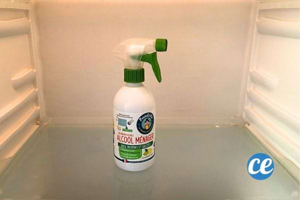 de l'alcool ménager pour nettoyer et désinfecter le frigo