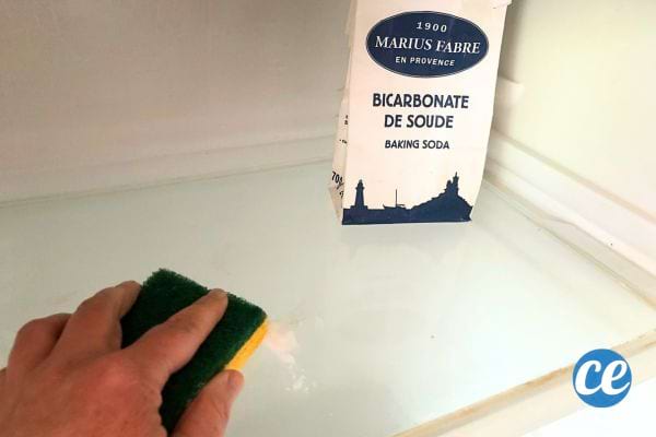 Une pâte de bicarbonate avec de l'eau pour nettoyer le frigidaire