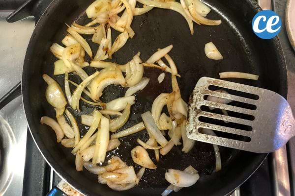 des oignons dores à la poele pour faire un hummer maison