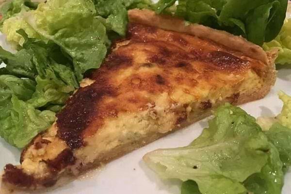Part de tarte au fromage avec salade.