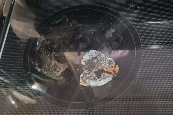 du plastique fondu sur des plaques de cuisson à induction