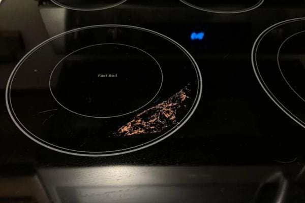 des résidus de plastique sur une plaque de cuisson à induction