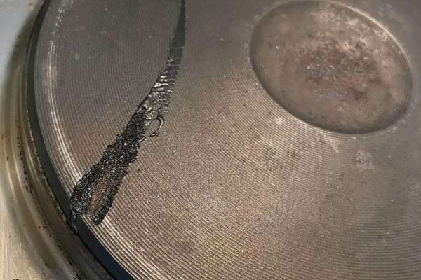 du plastique fondu sur une plaque électrique