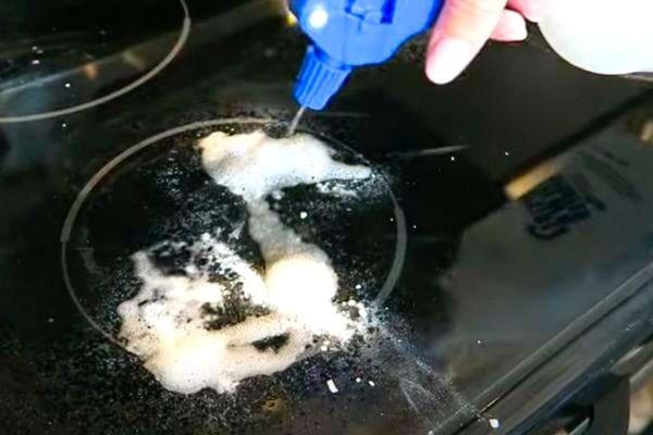 du vinaigre blanc et du bicarbonate pour enlever du plastique fondu sur une plaque