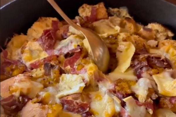 Mélange de fromage fondu et de charcuterie.