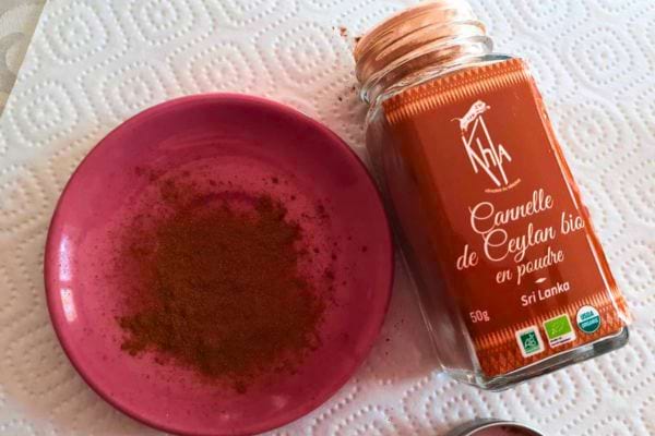 Pot de cannelle de Ceylan en poudre.