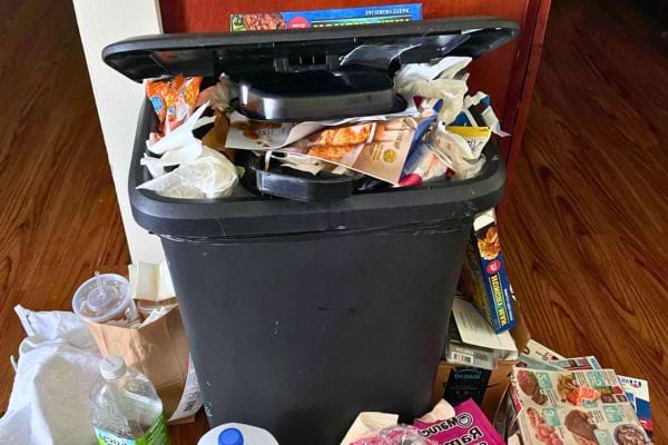 Poubelle pleine débordante.