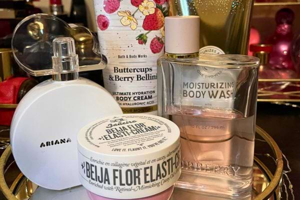 Produits de soin sur bureau.