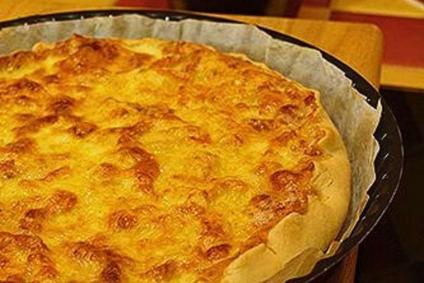 Quiche dorée au fromage.