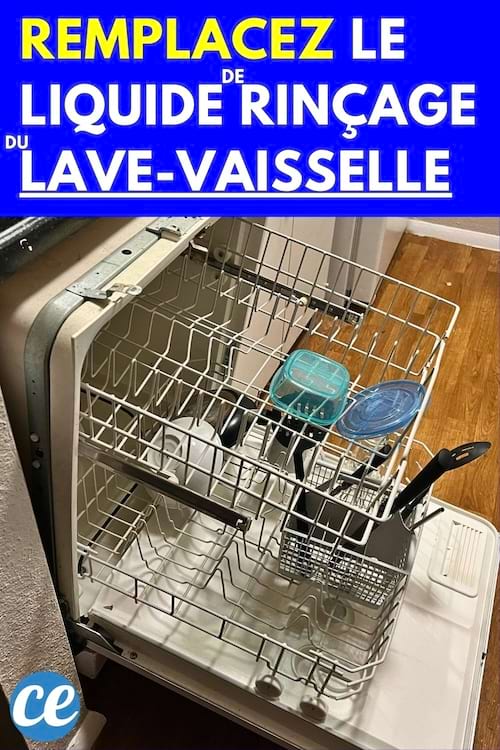 Intérieur de lave-vaisselle avec des ustensiles de cuisine 