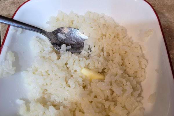 Riz avec du beurre dans une assiette.