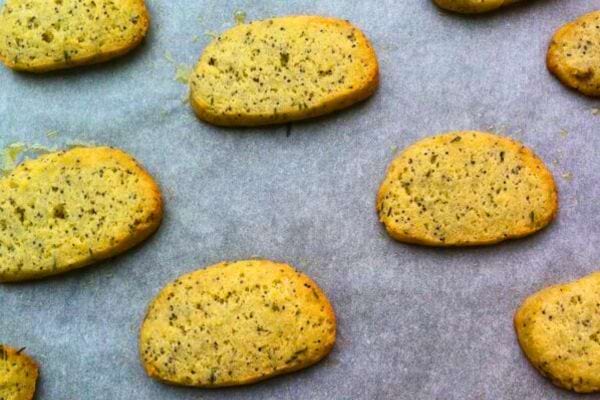 Sablés au camembert sur papier cuisson.