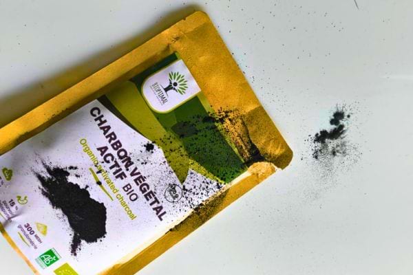 Sachet de charbon végétal actif bio.