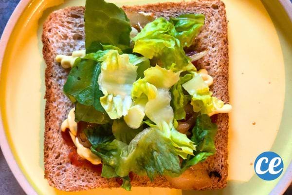 Mettez la salade sur le ketchup et la moutarde