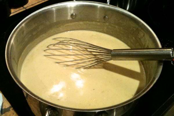 Sauce au fromage dans une casserole.