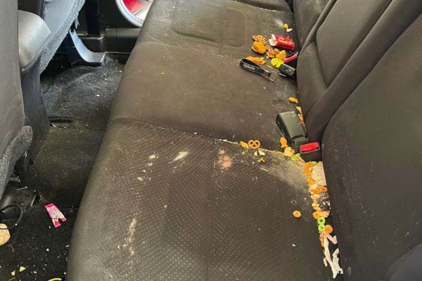 Siège arrière sale avec des débris alimentaires.