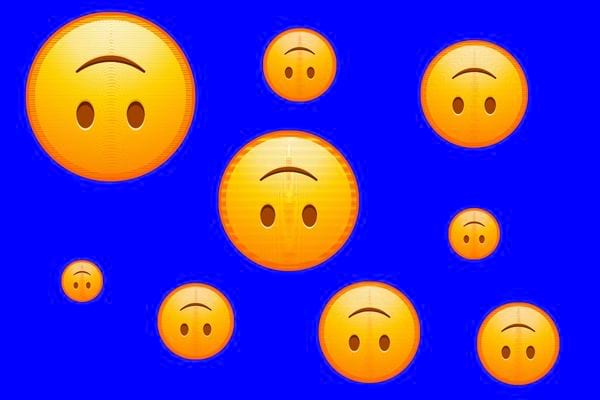 Plusieurs smileys à l'envers sur fond bleu.