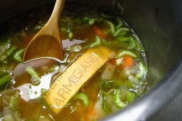 Soupe avec croûte de parmesan.
