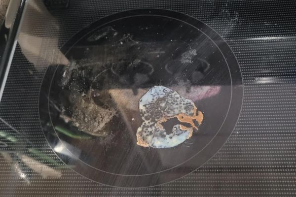 Comment Enlever du Plastique Fondu sur une Plaque de Cuisson ? 6