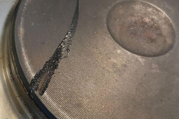 Comment Enlever du Plastique Fondu sur une Plaque de Cuisson ? 6